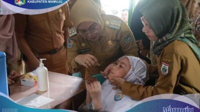 Sutinah Berikan Dua Tetes Imunisasi Polio di Posyandu Mawar Putih, Tandai Pelaksanaan PIN Polio Serentak Dimulai