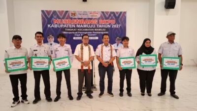 Di Musrenbang Mamuju, DLHK Mamuju Serahkan 1000 Unit Tempat Sampah