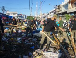 Bersihkan Area Pasar Sentral Mamuju, Asisten Bidang PEMKESRA Berharap Tingkatkan PAD