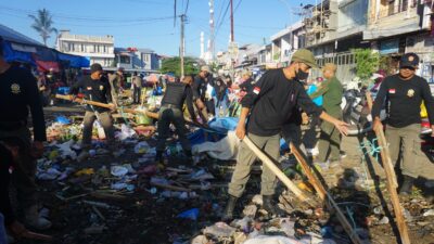 Bersihkan Area Pasar Sentral Mamuju, Asisten Bidang PEMKESRA Berharap Tingkatkan PAD