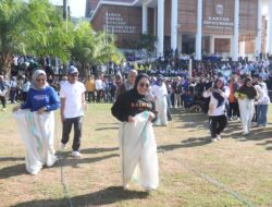 Bupati Mamuju Ikuti Lomba Balap Karung dan Terompa