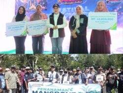 Di Festival Nelayan, Bupati Mamuju Serahkan Bantuan